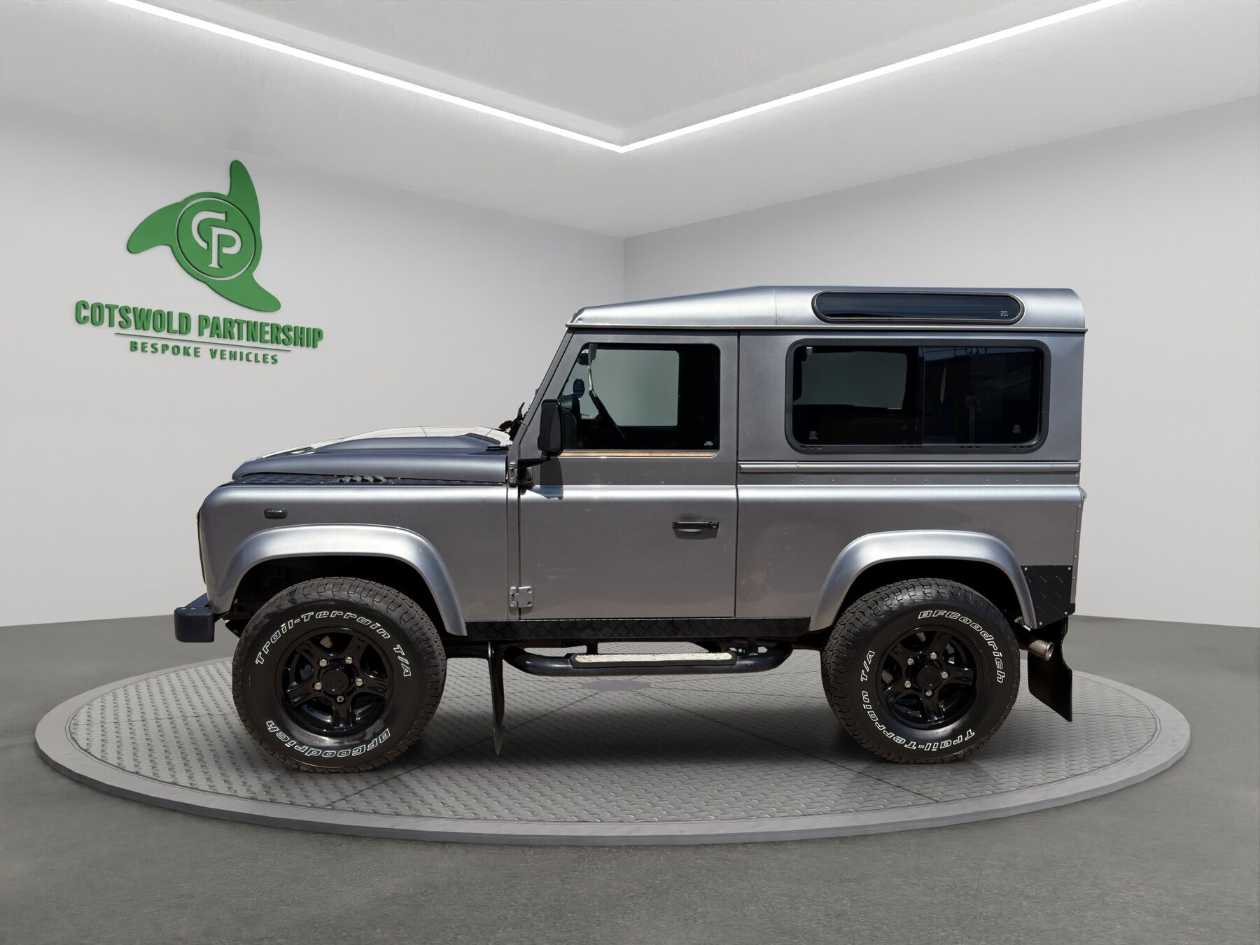 2013 Land Rover Defender 90 XS 2.2 TDCi XS Station Wagon 4WD SWB Euro 5 3dr — vehicle image 3